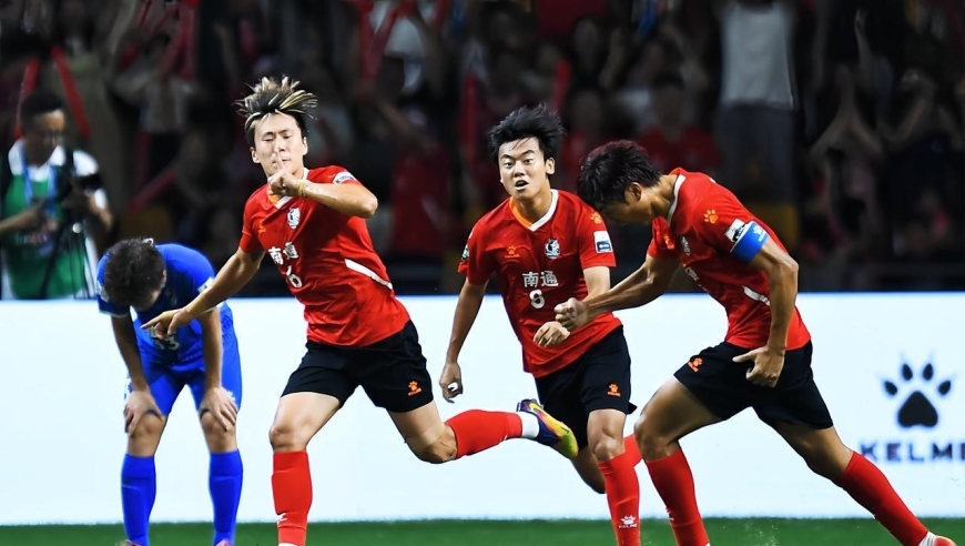 苏超：南通5-0淮安进4强，尹韩龙飙无敌世界波，金成民倒挂金钩