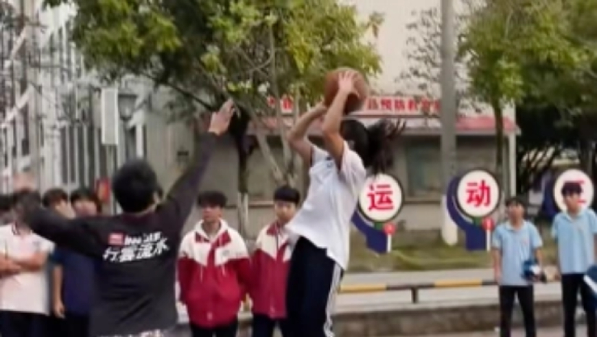 女生校内打球震撼全场，技巧拉满 网友：最后一招“神龙摆尾”太帅了