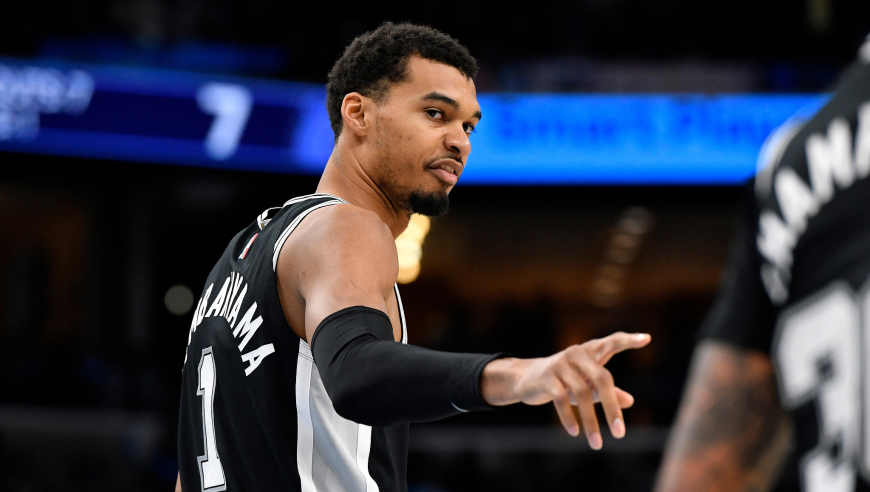 外星人！文班21分钟砍30分：强冲极限2+1 关键时刻连拿7分