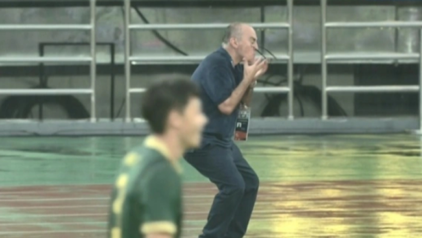 硬气！浙江队补时进球争议被吹后再绝平，洋帅激动挥拳+眼镜都飞了