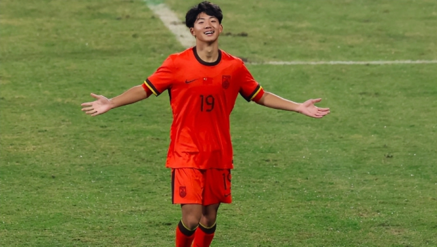 16岁国少红星留洋之艰：遭欧洲人挑衅+蔑视 1个月内球包被藏3次