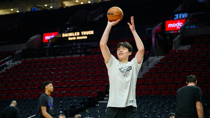 千呼万唤始出来！杨瀚森最后时刻终于登场 出场后就低位单打得分