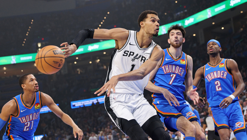 引争议！亚历山大夹腿文班亚马+肘击文班裆部+撞伤后者