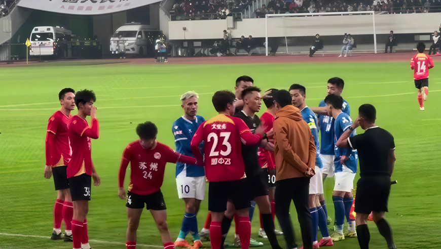 苏超恩怨延续！苏州队和南京队干架：飞踹+拳击，场面火爆