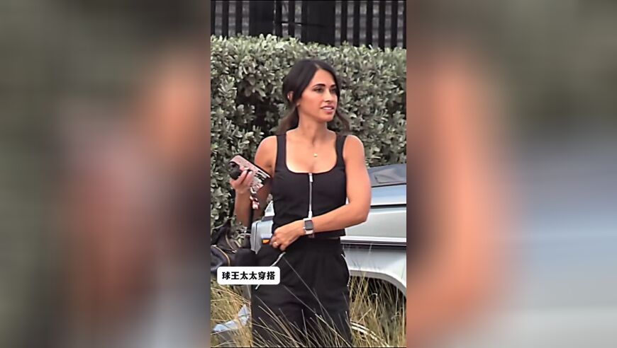 梅西老婆安东内拉日常穿搭，长期健身留下的马甲线若隐若现