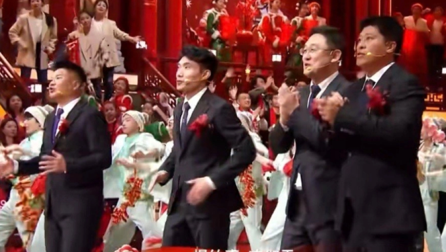 献唱、颠球炫技！前国脚李金羽、孙继海、张耀坤、郑智亮相辽宁春晚