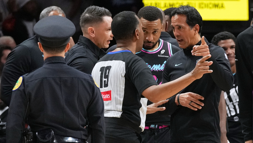 格斗现场！小皮蓬和加德纳连续小动作互推 随后抱摔在一起双双遭驱逐