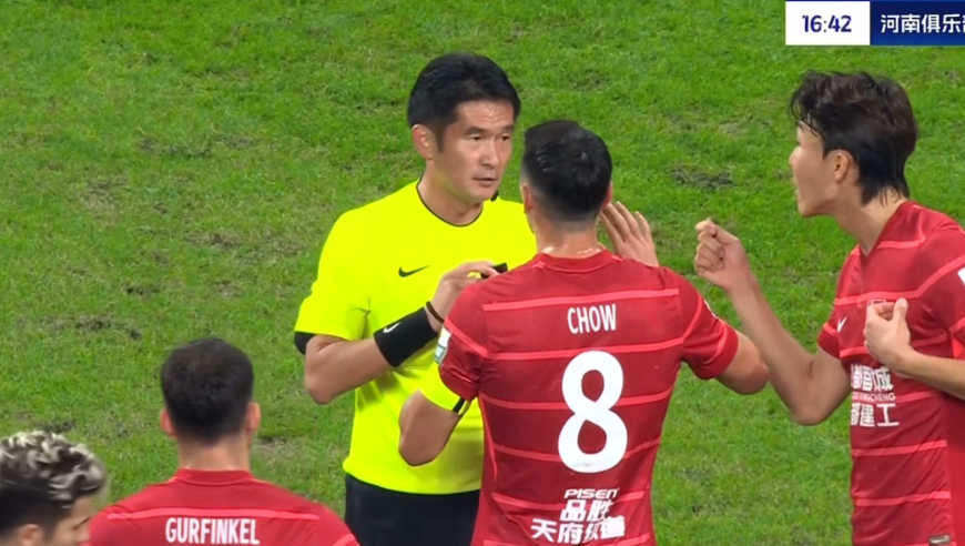 进了也被吹掉！胡荷韬三度无缘得分真没进球运，裁判无视成都强烈抗议