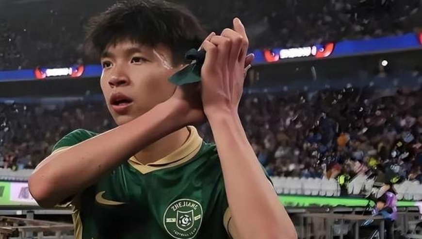 硬气！王钰栋输球后被球迷训话：当场转身离开，队友都没拉住！