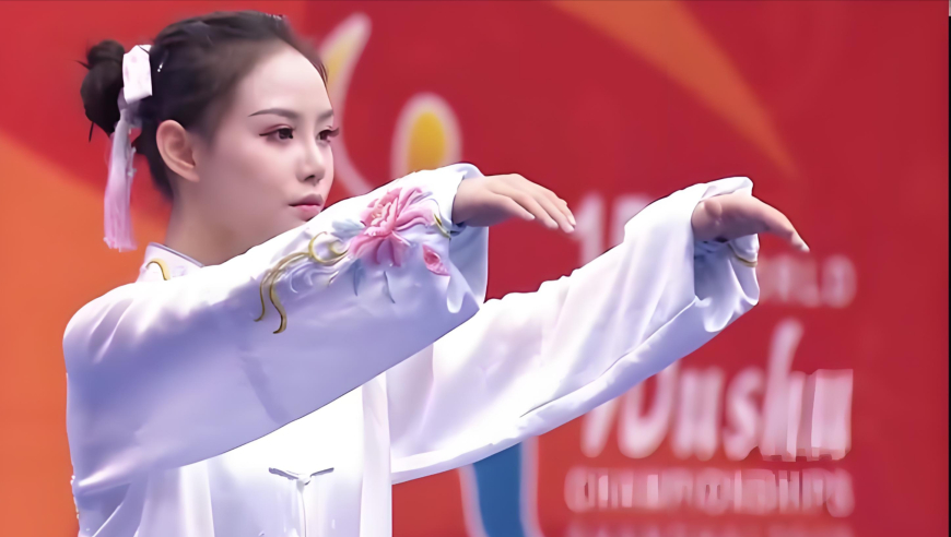 最强打脸！日本太极获高分全场欢呼，中国姑娘梁碧莹用硬实力让其闭嘴