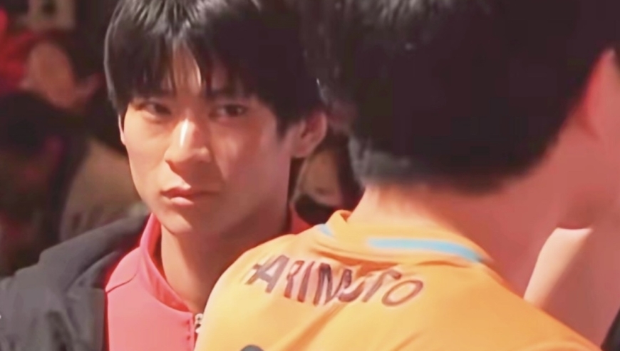 张本智和遭冷眼！日本队友和他握手黑脸+不对视 和王楚钦握手开心致敬
