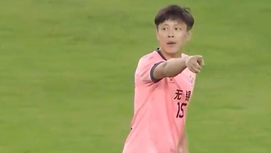 争议！苏超解说员疑全程嘲讽球员太菜：球基本拿不住 3脚之后必丢