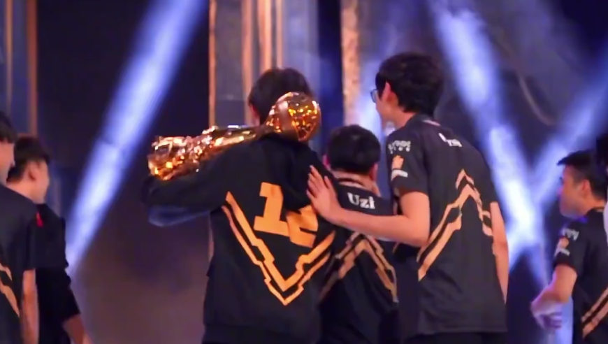 LOL：Uzi第一次参加MSI，首战就打出了第一个名场面，绝境Uzi