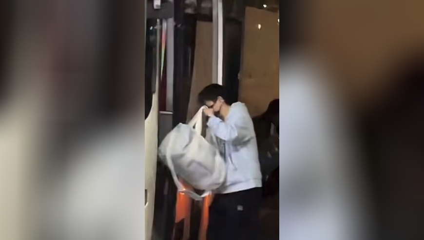 莎莎平安抵达澳门，省队小杨陪伴左右愿比赛顺利