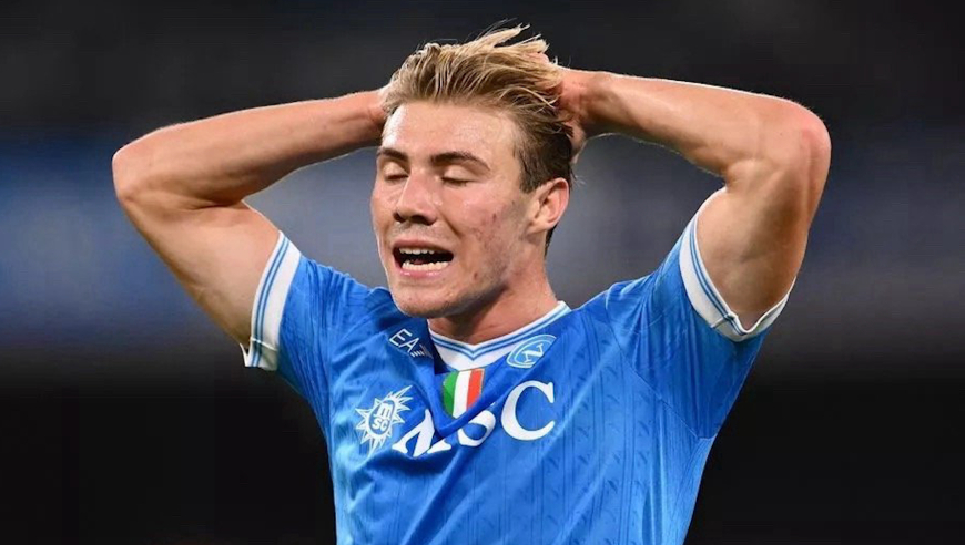 霍伊伦连遭犯规裁判视而不见，情绪失控直接肘击对手染黄，连续四场颗粒无收遇球荒