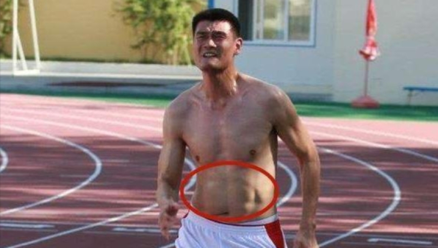 周琦的腹肌，易建联的腹肌，姚明的腹肌，差距之大令人深思！