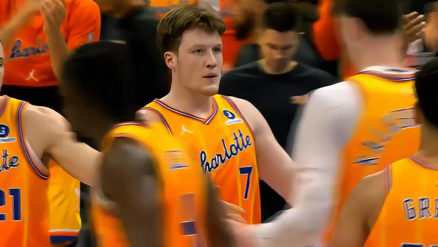 别把我们当软柿子！黄蜂一分钟连中三记三分追回分差 骑士被迫暂停