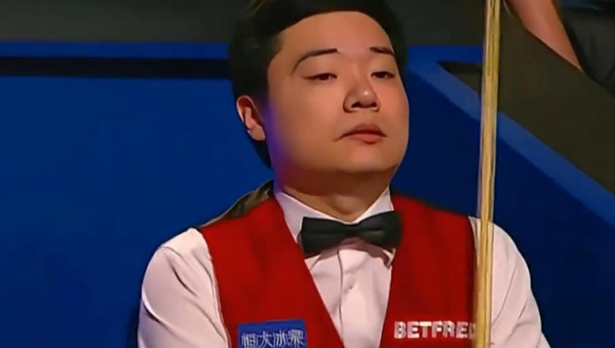体坛记忆｜ 丁俊晖刁钻斯诺克锁死台面，对手破防爆粗看呆裁判