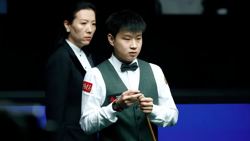 丁俊晖魔咒23次应验！赵心童惨遭4连鞭，5-10输世界第2 11连胜终结