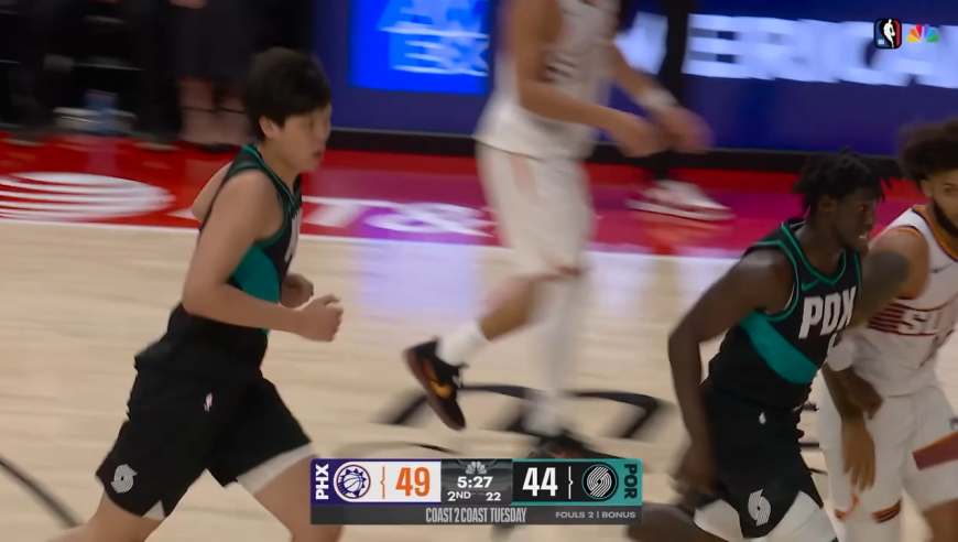 9分5板3助！杨瀚森今日攻防两端全出手表现字幕回顾！来看国外解说夸小杨！