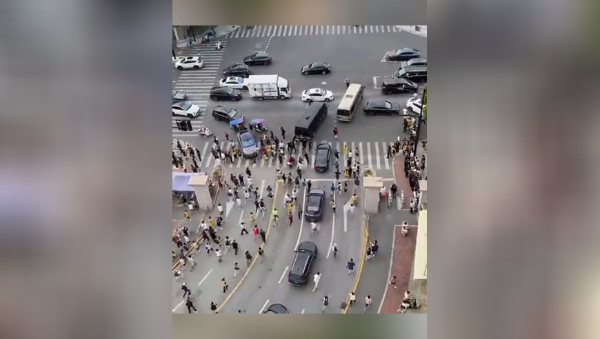 太疯狂！詹姆斯离开交大，大批球迷追车，交警不断鸣哨阻止