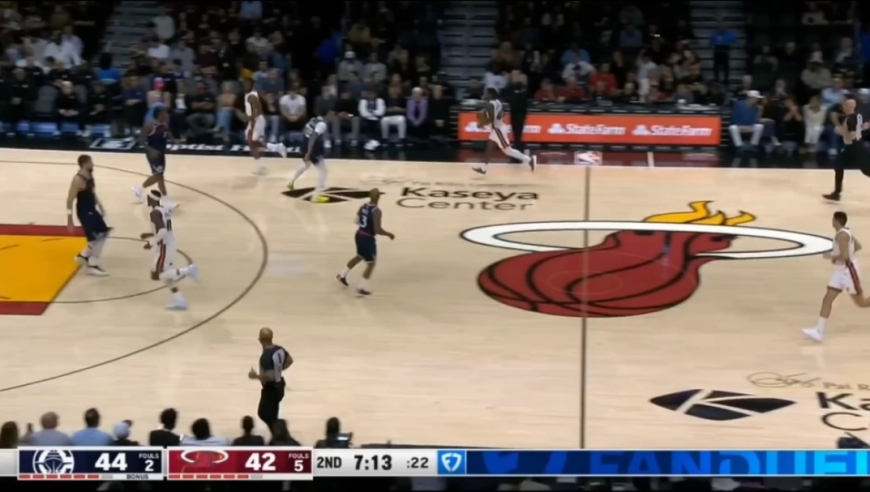 超级攻击波！热火6分钟狂轰32:4打崩快船，鲍威尔连续不讲理3分引爆全场