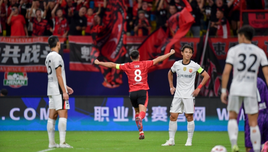 中超：蓉城4-1暂登顶！双杀+送海港近14轮首败 费利佩百场战双响