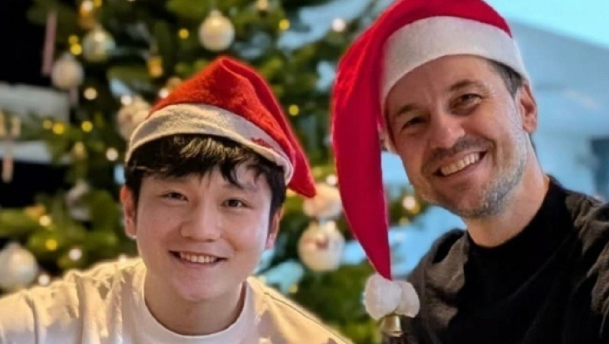 有爱！樊振东晒圣诞节去波尔家做客，戴小红帽和波叔圣诞树下拆礼物