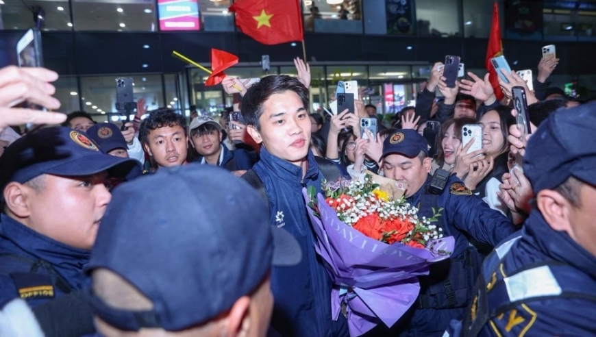 越南U23凯旋回国！球迷机场围堵+敲锣打鼓，亚洲杯金靴获英雄礼遇