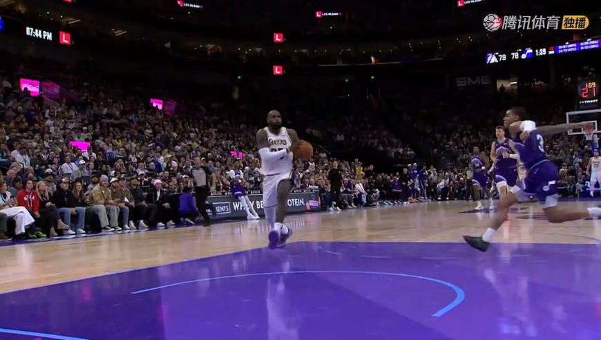 锁定五佳球！詹姆斯接东契奇长传无视乔治直接单臂霸王劈扣点燃全场