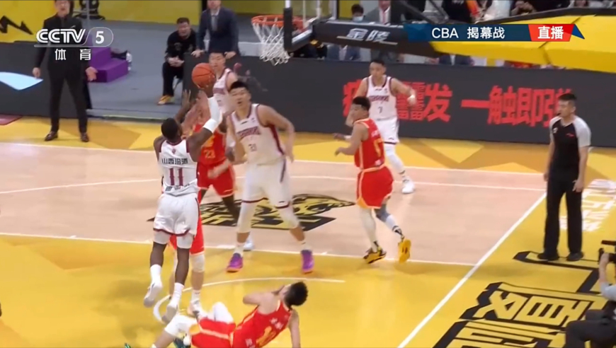 新赛季首个违体！迪亚洛肘击朱俊龙全程 裁判看录像决定升级