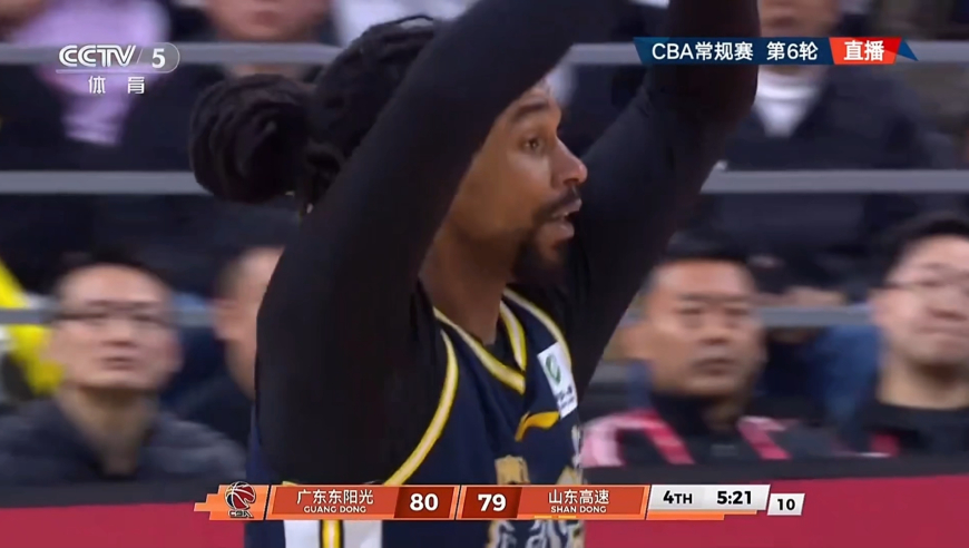 广东山东大动作合集：萨林杰单场惨遭重压+锁喉 脸还差点被踩