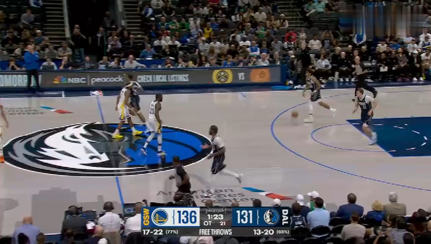 太吓人！慢镜还原穆迪膝盖变形重伤全过程，库里痛苦抱头情绪崩溃