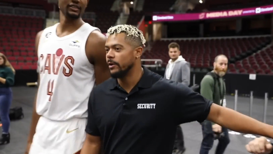 潜入NBA球队充当一把安保人员是什么体验？小伙记录骑士队的一天