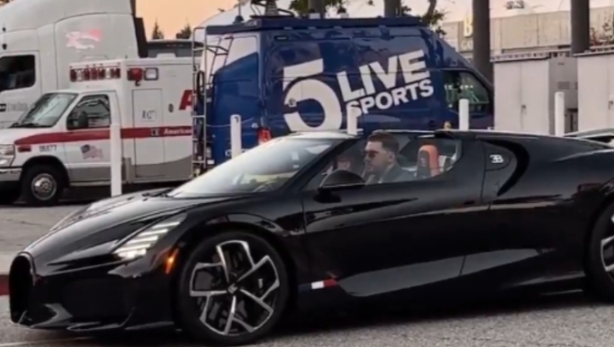 全球限量99辆！东契奇驾驶布加迪抵达战旧主：该车价值500万美元