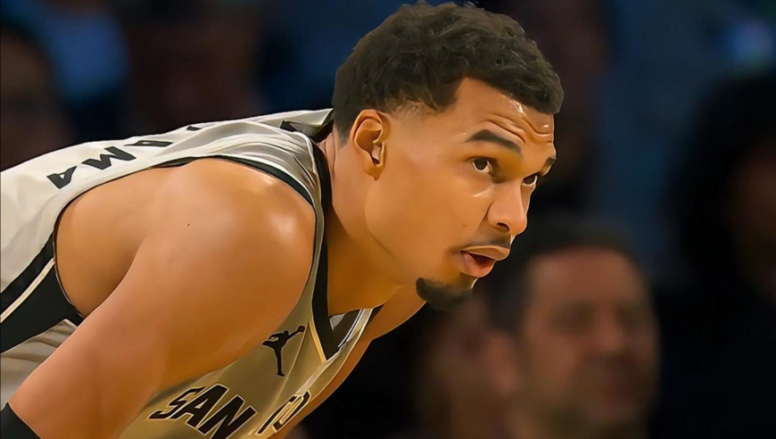 强到离谱！文班亚马三分+空接杀穿尼克斯 第三节突然爆发连轰10分