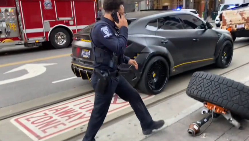 同样是NBA球星开着百万豪车遭遇车祸，一个让全网点赞一个唾弃！