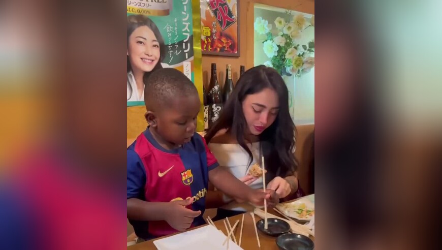 秀恩爱，亚马尔晒与女友亲密合照，这张照片也是他的手机屏保