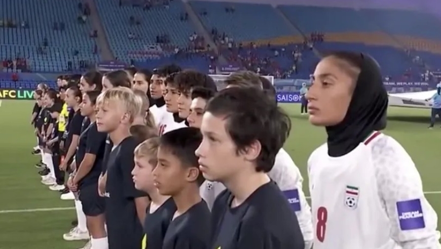 0-9出局！大巴上挥手求救！伊朗女足回国或判死刑，沉默敬礼全是家人被要挟