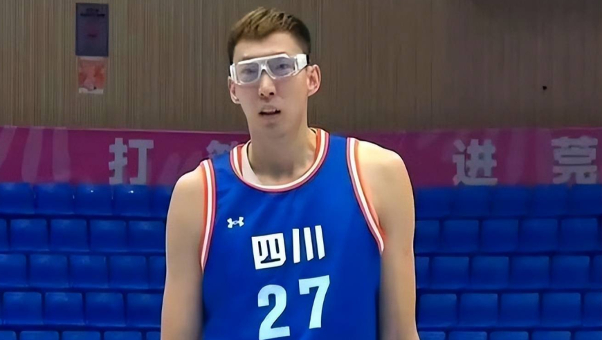 周琦16+13率队夺铜：两记三分拉开分差 频造犯规展现统治力