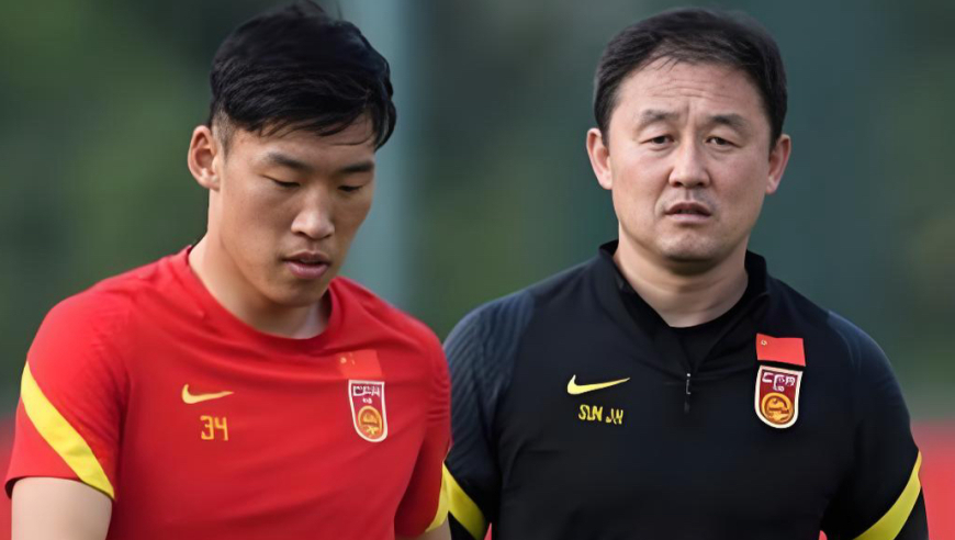 他不当国足主帅，却花2800万替中国足球养“孩子”