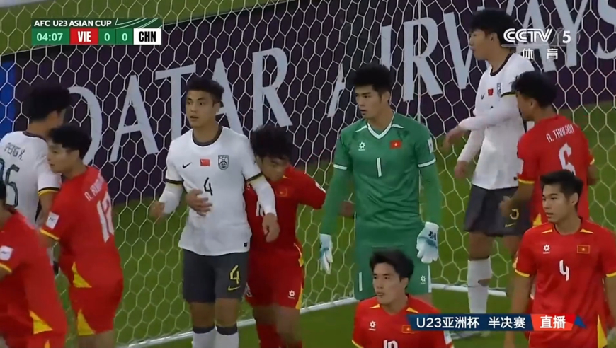 状态不错！中国队前场断球蒯纪闻持球反击 突入禁区后射门被封堵