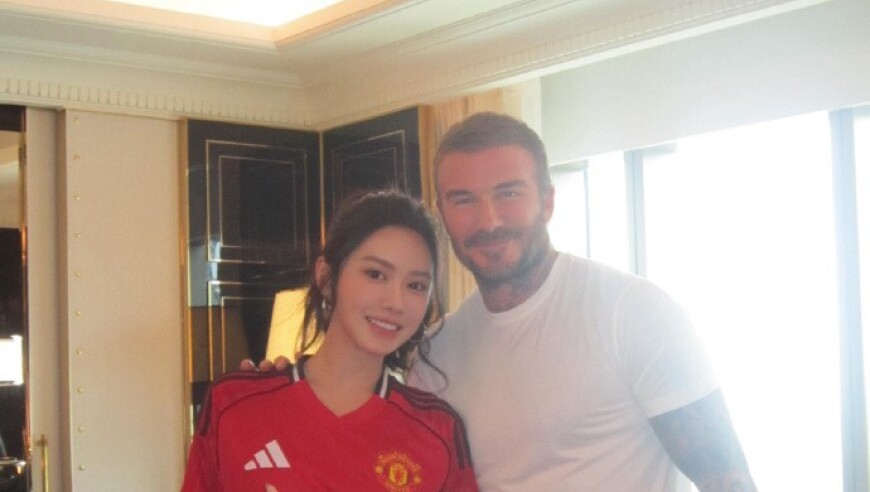 篮球女主播美娜晒与贝克汉姆合影，前者身穿小贝曼联7号球衣