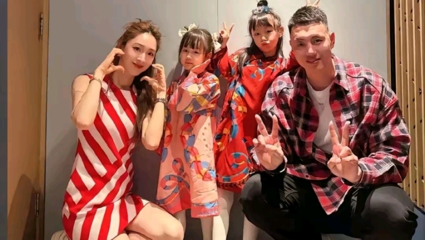 翟晓川一家四口泰国游，模特老婆身材高挑，两个女儿身高出众