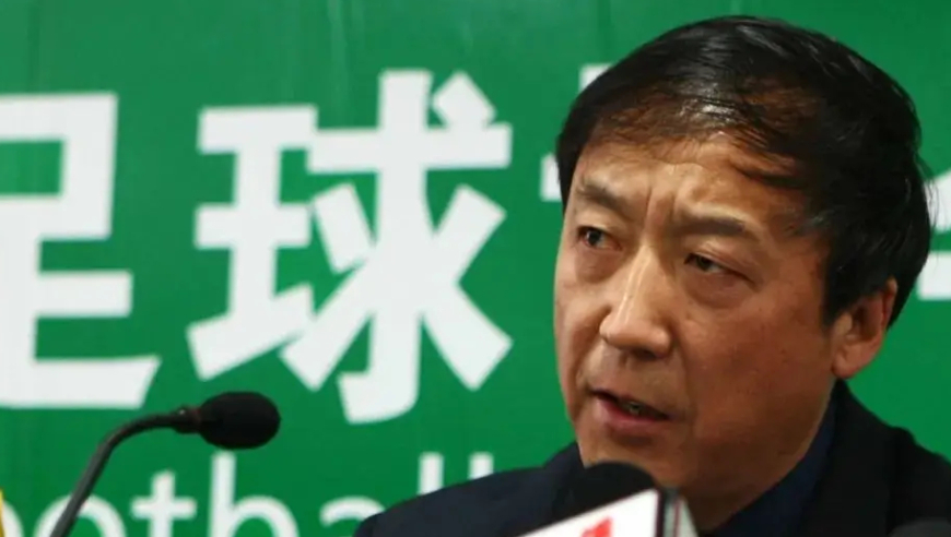 王小平为何不认罪？自称足协清流，立清贫人设，他比陈戌源难对付