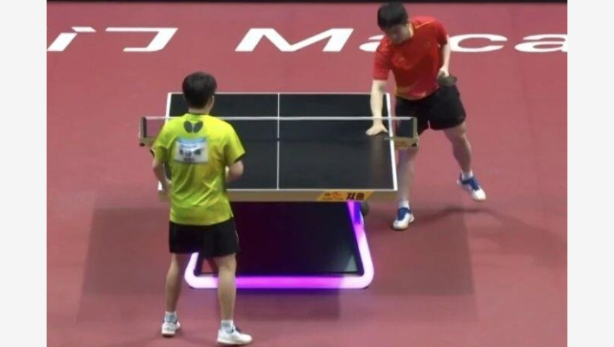 乒乓球比赛运动员为什么要摸球台？