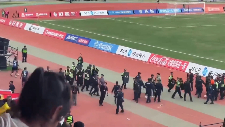 逆天行为！川超凉山卡马文加赛后飞踹裁判 一起来看看发生了什么