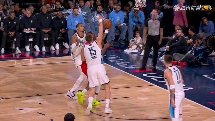 真拼啊！文班亚马篮下送血帽 阿夫迪亚东契奇终于得分