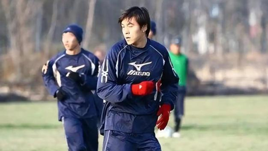 国足神锋痛失空姐妻，离婚后独养儿21年，47岁未再婚
