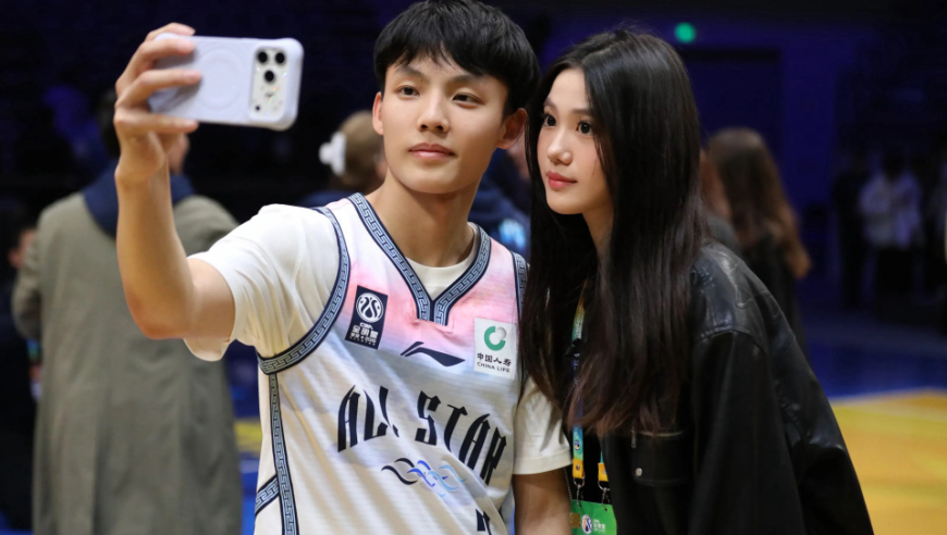 官宣恋情至今0分绯闻！徐杰正牌女友晒CBA全明星周末合照引关注